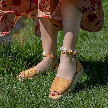 Light brown women's sandals on the Dalila platform - Footwear